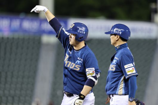 NC 김형준이 22일 서울 잠실구장에서 열린 2025 KBO리그 정규시즌 4회초 적시타 기록 후 세리머니하고 있다. 사진 | 연합뉴스