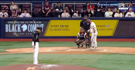 김건희가 8초 이내에 타격 준비를 마치지 못하고 있다.