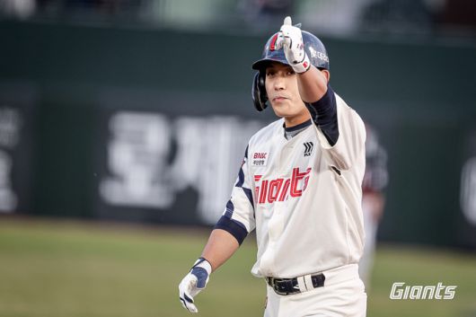 롯데 황성빈이 8일 부산 사직구장에서 열린 2025 KBO리그 정규시즌 KIA전에서 안타 후 세리머니하고 있다. 사진 | 롯데 자이언츠