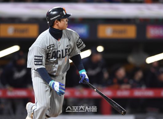 한화 노시환이 16일 인천SSG랜더스필드에서 열린 2025 KBO리그 SSG와 경기 8회초 2사 1,3루 상황에서 SSG 정동윤을 상대로 3점 홈런을 치고 있다. 문학 | 박진업 기자 upandup@sportsseoul.com