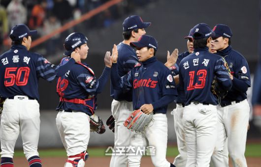 롯데 선수들이 3일 대전 한화생명 볼파크에서 열린 2025 KBO리그 한화와 경기에서 승리한 후 하이파이브를 하고 있다. 대전 | 박진업 기자 upandup@sportsseoul.com