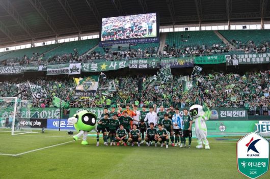 전북 선수들이 20일 대구전에서 승리한 뒤 단체 사진을 촬영하고 있다. 사진 | 한국프로축구연맹