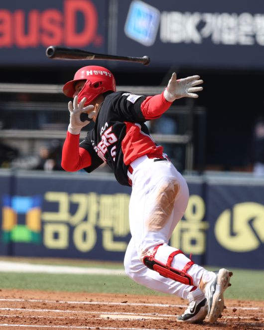 KIA 김도영이 잠실구장에서 열린 2025 KBO리그 시범경기 두산전에서 안타를 때리고 있다. 사진 | KIA 타이거즈