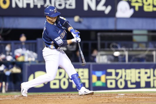 NC 서호철이 22일 서울 잠실구장에서 열린 2025 KBO리그 정규시즌 LG전서 안타를 치고 있다. 사진 | 연합뉴스