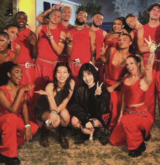 제니 공연의 댄서들과 함께 한 이호정(왼쪽)-양혜지. 양혜지 인스타그램.