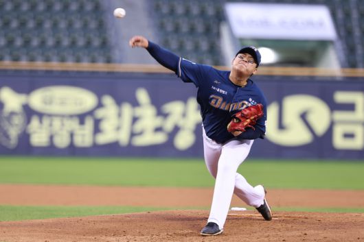 NC 선발투수 신민혁이 22일 서울 잠실구장에서 열린 2025 KBO리그 정규시즌 LG전서 역투하고 있다. 사진 | 연합뉴스