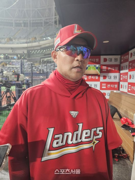SSG 이숭용 감독이 고척스카이돔에서 열린 2025 KBO리그 키움전에 앞서 취재진과 인터뷰 하고 있다. 고척 | 김동영 기자 raining99@sportsseoul.com