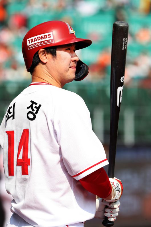 SSG 최정이 인천SSG랜더스필드에서 열린 2025 KBO리그 시범경기 한화전에서 타석에 들어설 준비를 하고 있다. 사진 | SSG 랜더스