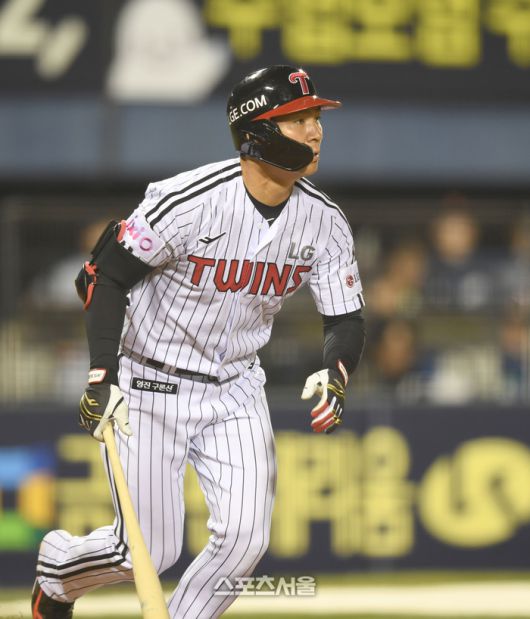 LG 오지환이 26일 잠실구장에서 열린 2025 KBO리그 한화와 경기 7회말 무사1루 타구를 바라보고 있다. 우익수 플라이 아웃. 잠실 | 최승섭기자 thunder@sportsseoul.com