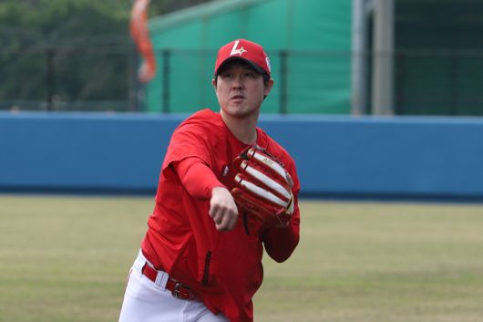 SSG 최정이 일본 오키나와 고친다 구장에서 열린 2차 스프링캠프 첫 훈련에서 캐치볼을 하고 있다. 사진 | SSG 랜더스