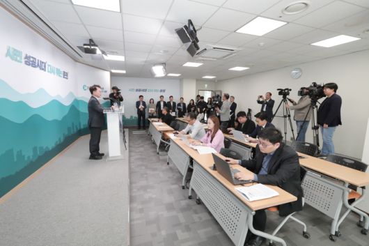 육동한 춘천시장은 23일 오후 시청 기자실에서 ‘춘천의 미래와 성공을 위한 차기 정부와의 약속’을 주제로 브리핑을 열고, 4대 분야 총 13개 지역공약을 제안했다.  사진|춘천시청