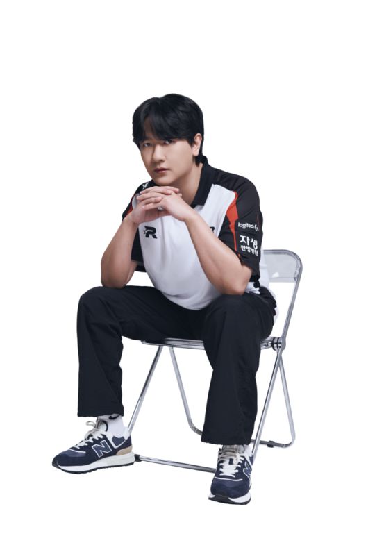 김정민이 22일 서울 잠실DN콜로세움에서 열린 2025 FSL D조 패자전서 DN프릭스 ‘제이드’ 이현민을 2-0으로 이기며 최종전에 진출했다. 최종전 상대는 ‘림광철’ 장재근. 사진 | 넥슨