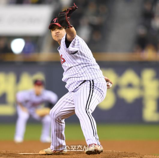 LG 투수 장현식이 15일 잠실야구장에서 열린 2025 KBO 리그 삼성과 경기 9회 역투하고 있다. 2025. 4. 15.잠실 | 최승섭기자 thunder@sportsseoul.com
