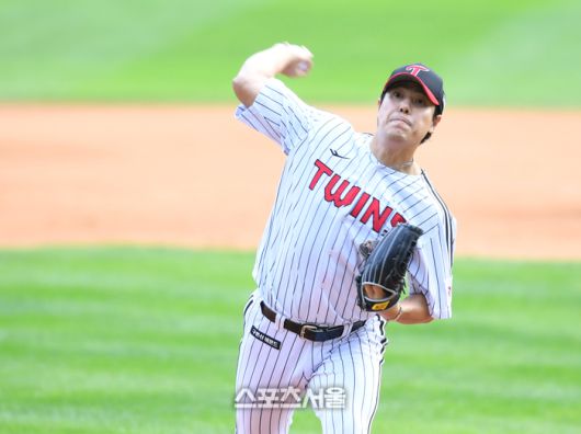 LG 투수 김진성이 19일 잠실야구장에서 열린 삼성과 2024 KBO 플레이오프 4차전 9회 역투하고 있다. 잠실 | 최승섭기자 thunder@sportsseoul.com
