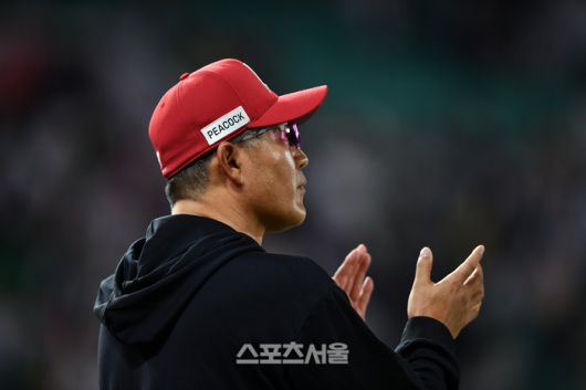 SSG 이숭용 감독은 23일 경기 전 선수단에 “적극적으로 임하라”고 메시지를 던졌다. 사진 | 스포츠서울 DB