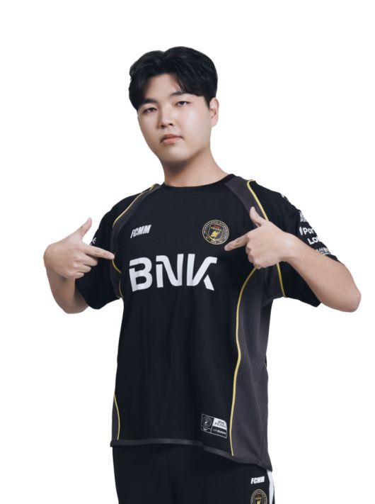 강무진은 23일 서울 잠실DN콜로세움에서 열린 2025 FC온라인 슈퍼 챔피언스 리그(FSL) G조 패자전에서 젠지e스포츠 ‘크롱’ 황세종을 2-0으로 이기며 박찬화가 기다리는 최종전에 올랐다. 사진 | 넥슨