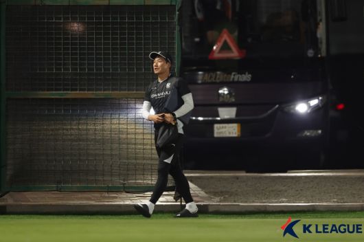 사우디아라비아 현지에서 훈련을 지휘하는 이정효 감독.제공 | 한국프로축구연맹