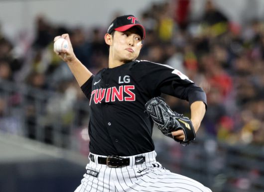 LG 김영우가 25일 광주-기아 챔피언스 필드에서 열린 2025 KBO리그 KIA와 경기에서 7회말 올라와 힘차게 공을 던지고 있다. 사진 | 광주=연합뉴스