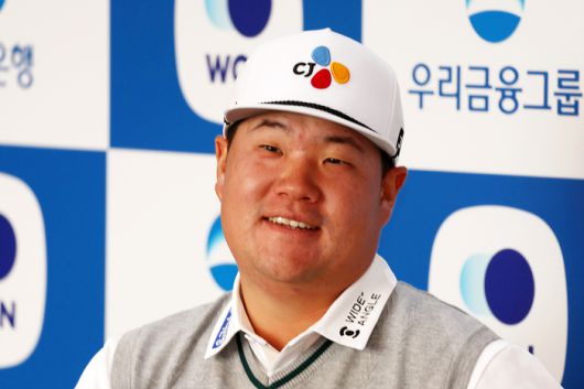 임성재가 25일 서원밸리CC에서 열린 KPGA투어 우리금융 챔피언십 2라운드에서 컷탈락 위기에 빠진 뒤 멋쩍은 미소를 짓고 있다. 사진 | KPGA