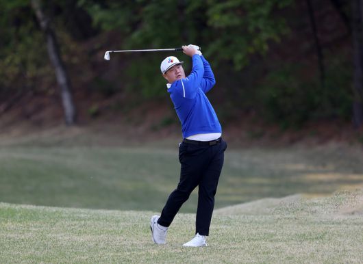 임성재가 25일 서원밸리CC에서 열린 KPGA투어 우리금융 챔피언십 2라운드에서 아이언 샷하고 있다. 사진 | KPGA