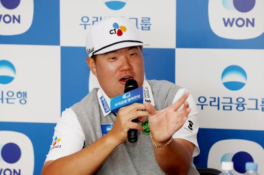 임성재가 25일 서원밸리CC에서 열린 KPGA투어 우리금융 챔피언십 2라운드에서 컷탈락 위기에 빠진 이유를 설명하고 있다. 사진 | KPGA