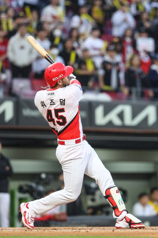 KIA 위즈덤이 광주-기아 챔피언스 필드에서 열린 2025 KBO리그 키움전에서 2루타를 때리고 있다. 사진 | KIA 타이거즈
