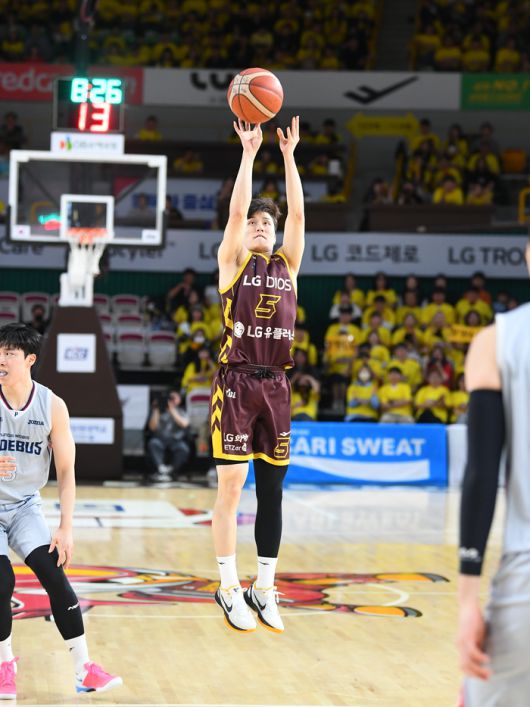 LG 양준석이 26일 창원체육관에서 열린 2024~2025 KCC 프로농구 4강 플레이오프 2차전 현대모비스전에서 3점슛을 던지고 있다. 사진 | KBL