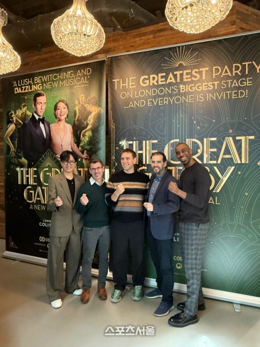 25일(현지 시간) 뮤지컬 ‘위대한 개츠비’ 기자간담회에서 (왼쪽부터) 신춘수 대표, 제이슨 케리건 작곡가, ‘제이 개츠비’ 역 제이미 무스카토, 마크 부루니 연출, 도미니크 켈리 안무가가 기념사진을 촬영하고 있다. 사진 | 표권향 기자 gioia@sportsseoul.com