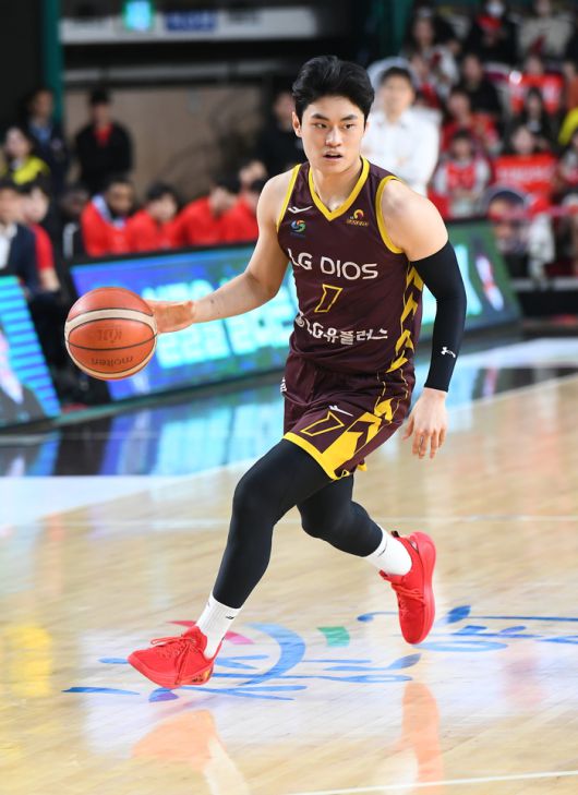 LG 유기상이 26일 창원체육관에서 열린 2024~2025 KCC 프로농구 4강 플레이오프 2차전 현대모비스전에서 드리블 하고 있다. 사진 | KBL