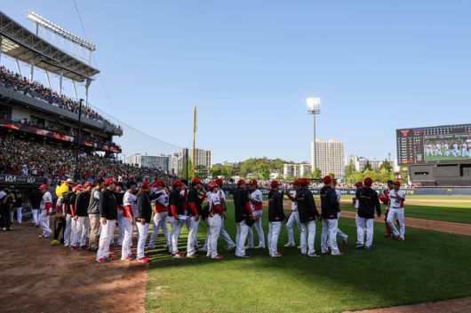KIA 선수단이 26일 광주-기아 챔피언스 필드에서 열린 2025 KBO리그 LG전 승리 후 하이파이브를 하고 있다. 사진 | KIA 타이거즈