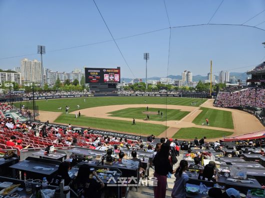 26일 LG와 KIA가 2025 KBO리그 정규시즌 주말 3연전 두 번째 경기를 치르는 가운데 경기 시작 전 2만500석이 모두 팔렸다. 올시즌 6번째 매진이다. 광주 | 김동영 기자 raining99@sportsseoul.com