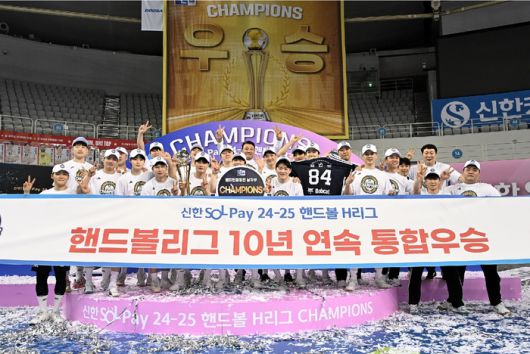 두산이 2024~2025시즌 H리그 우승 후 세리머니를 펼치고 있다. 사진 | 한국핸드볼연맹