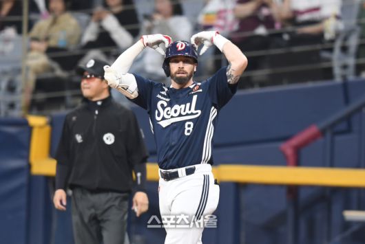 두산 케이브가 24일 서울 고척스카이돔에서 열린 2025 KBO리그 키움과 경기 4회초 2사2루 1타점 우전안타를 친 후 세리머니를 하고 있다. 고척 | 최승섭기자 thunder@sportsseoul.com