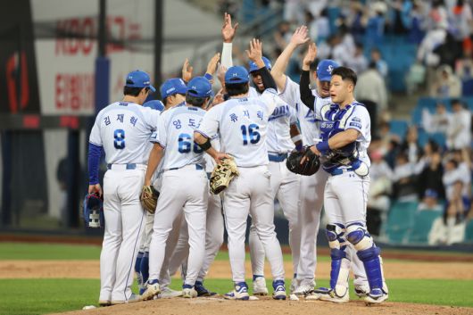 삼성 선수단이 26일 대구삼성라이온즈파크에서 열린 2025 KBO리그 정규시즌 NC전 승리 후 기뻐하고 있다. 사진 | 삼성 라이온즈