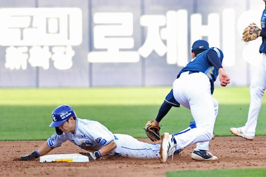 삼성 김지찬이 26일 대구삼성라이온즈파크에서 열린 2025 KBO리그 정규시즌 NC전 2회말 도루에 성공하고 있다. 사진 | 삼성 라이온즈