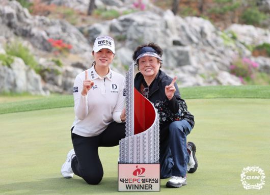 김민선7이 27일 킹스데일GC에서 열린 KLPGA투어 덕신EPC 챔피언십에서 초대 챔피언이자 생애 첫승을 따낸 뒤 할머니와 기념촬영하고 있다. 사진 | KLPGA