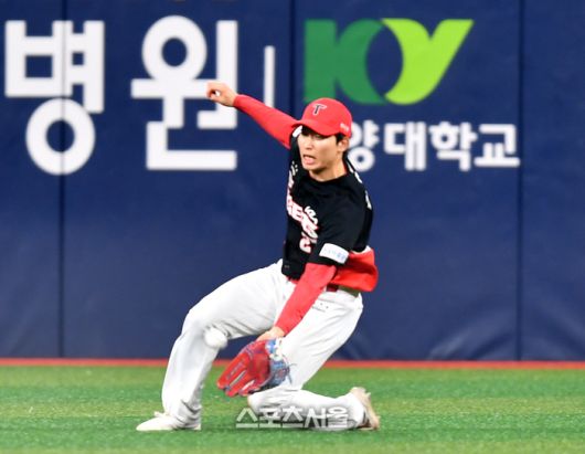 KIA 중견수 김호령이 고척스카이돔에서 열린 2024 KBO리그 키움전에서 안타성 타구를 잡아내고 있다. 사진 | 스포츠서울DB