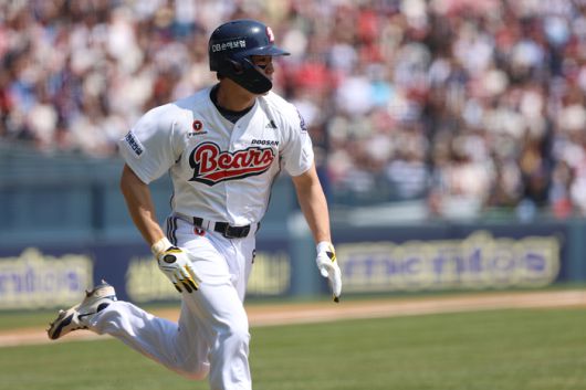 두산 오명진이 26일 서울 잠실구장에서 열린 2025 KBO리그 정규시즌 롯데전서 안타를 치고 출루하고 있다. 사진 | 두산 베어스