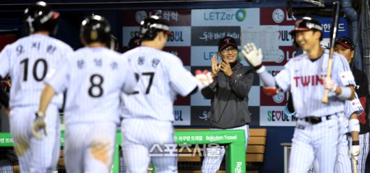 LG 염경엽 감독이좌중월 홈런을 날린 후 선수들이 들어오자 박수를 치고 있다. 사진 | 최승섭기자 thunder@sportsseoul.com