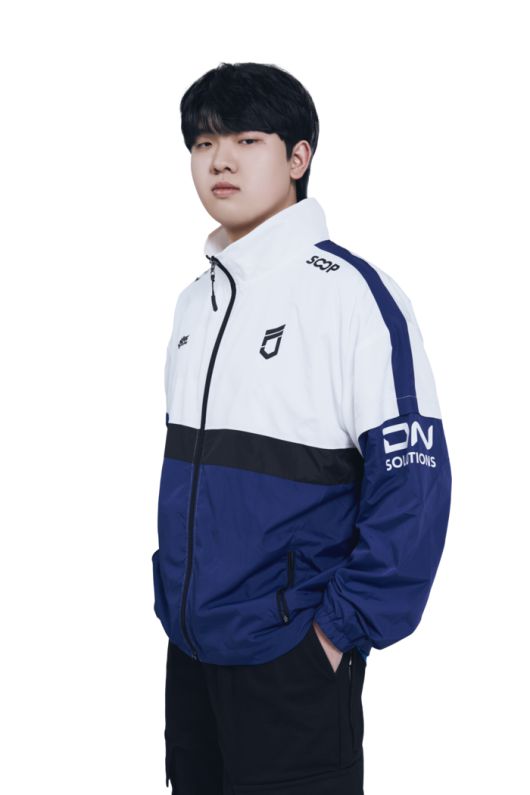 배재성이 28일 서울 잠실DN콜로세움에서 열린 2025 FSL 스프링 C조 최종전에서 박세영을 2-0으로 이겼다. 사진 | 넥슨