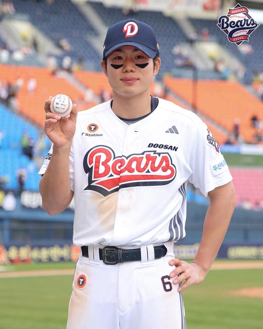 두산 오명진이 27일 서울 잠실구장에서 열린 2025 KBO리그 정규시즌 롯데전 승리 후 기념구를 들고 포즈를 취하고 있다. 오명진의 첫 홈런 공을 기증한 팬에게는 좌석 업그레이드, 양의지 사인볼, 오명진 사인볼, 기념품 등을 선물했다. 사진 | 두산 베어스