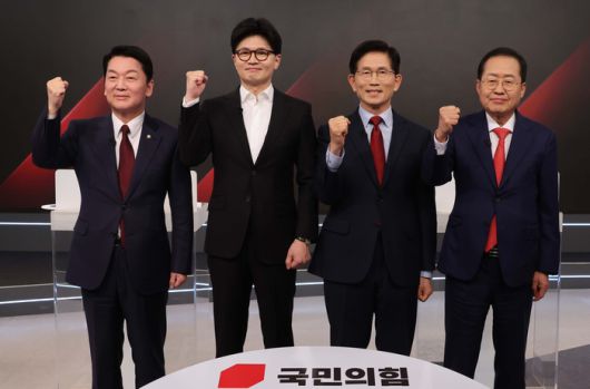 포즈 취하는 국민의힘 대선 경선 후보. 왼쪽부터 안철수, 한동훈, 김문수, 홍준표 경선 후보. 2025.4.26 [국회사진기자단]