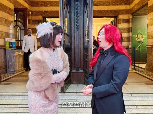 방송인 장영란이 지난 24일(현지 시간) 런던 콜리세움에서 열린 뮤지컬 ‘위대한 개츠비’ 레드카펫 행사에서 개그맨 이창호를 만나 담소를 나누고 있다. 사진 | 표권향 기자 gioia@sportsseoul.com