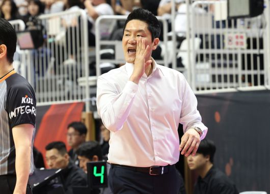 29일 경기도 수원KT소닉붐아레나에서 열린 프로농구 4강 플레이오프 4차전 수원 KT 소닉붐과 서울 SK 나이츠의 경기. SK 전희철 감독이 작전을 지시하고 있다. 사진 | 연합뉴스