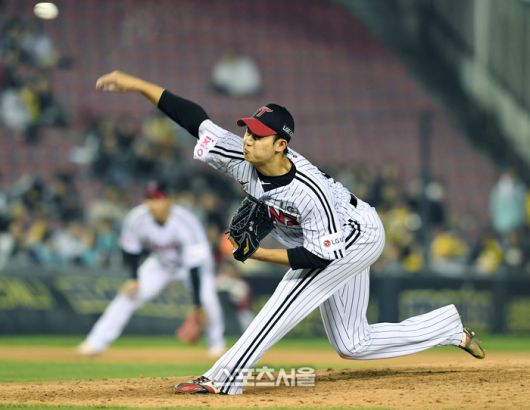 LG 김영우가 24일 잠실구장에서 열린 2025 KBO리그 NC와 경기 9회초 등판해 힘차게 공을 던지고 있다. 잠실 | 박진업 기자 upandup@sportsseoul.com