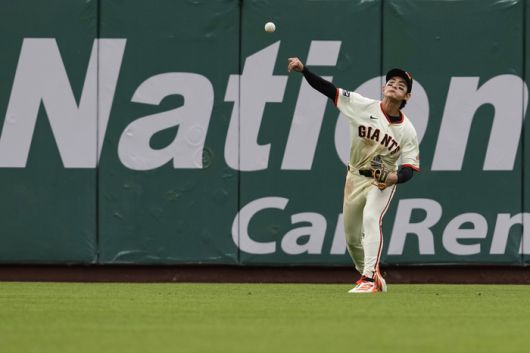 샌프란시스코 이정후가 28일(한국시간) 미국 캘리포니아주 샌프란시스코 오라클 파크에서 열린 2025 메이저리그(ML) 텍사스전에서 4회초 상대 안타 타구를 잡아 2루로 송구, 보살을 만들고 있다. 사진 | 샌프란시스코=AP연합뉴스