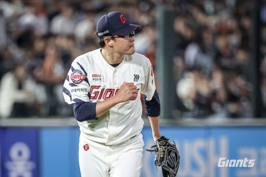 롯데 박세웅이 24일 부산 사직구장에서 열린 2025 KBO리그 정규시즌 한화전에서 위기를 넘기고 주먹을 불끈 쥐고 있다. 사진 | 롯데 자이언츠