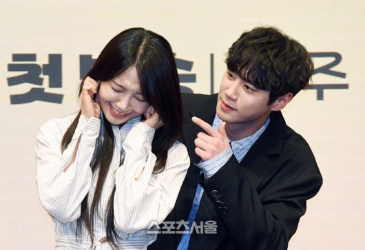 배우 이준영(오른쪽)와 정은지가 29일 서울 구로구 더 세인트에서 진행된 KBS2 수목드라마 ‘24시 헬스클럽’ 제작발표회에서 취재진을 향해 포즈를 취하고 있다. 박진업 기자 upandup@sportsseoul.com