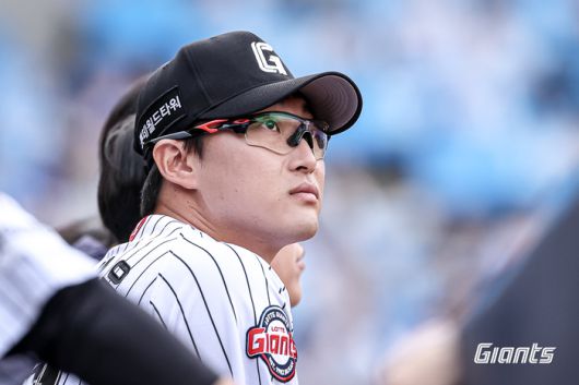 롯데 박세웅이 19일 대구삼성라이온즈파크에서 열린 2025 KBO리그 정규시즌 삼성전을 더그아웃에서 지켜보고 있다. 사진 | 롯데 자이언츠
