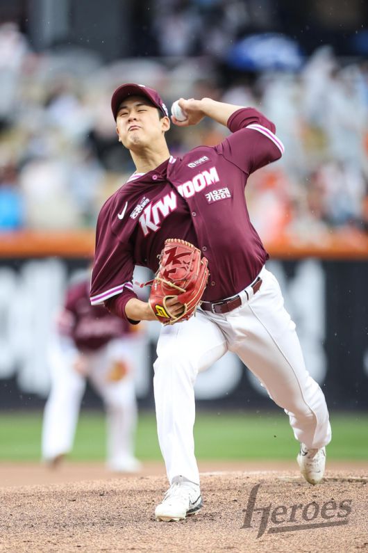 키움 선발 정현우가 12일 대전 한화생명 볼파크에서 열린 2025 KBO리그 한화전에서 역투하고 있다. 사진 | 키움 히어로즈